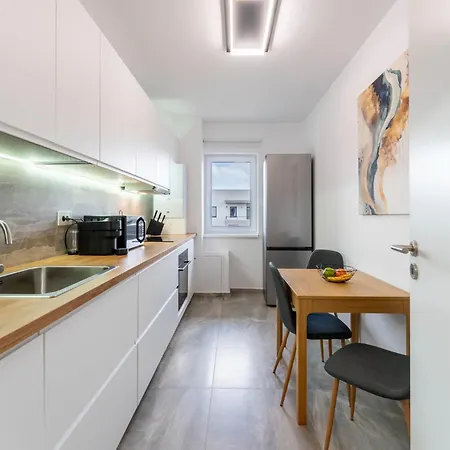 Mohost Dany - Cozy High-rise Getaway With Balcony Brasov