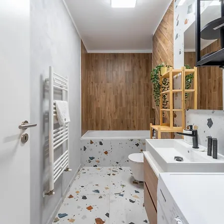Mohost Dany - Cozy High-rise Getaway With Balcony Apartment *