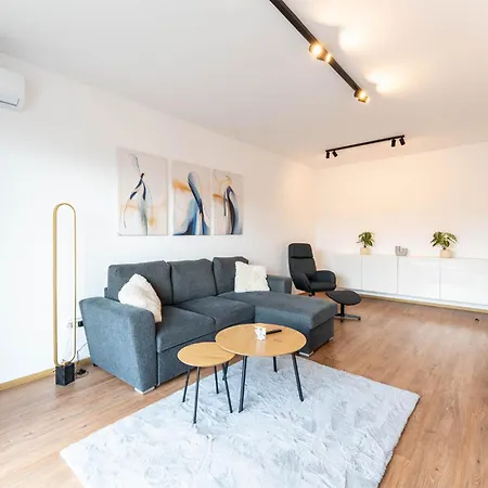 Mohost Dany - Cozy High-rise Getaway With Balcony * Brasov