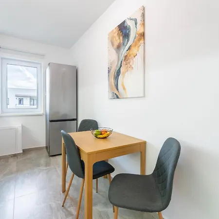 Mohost Dany - Cozy High-rise Getaway With Balcony *