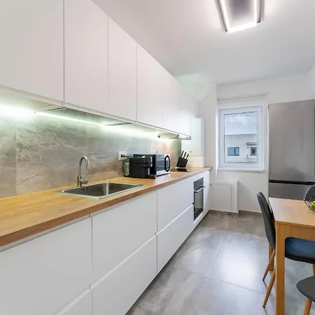 Mohost Dany - Cozy High-rise Getaway With Balcony