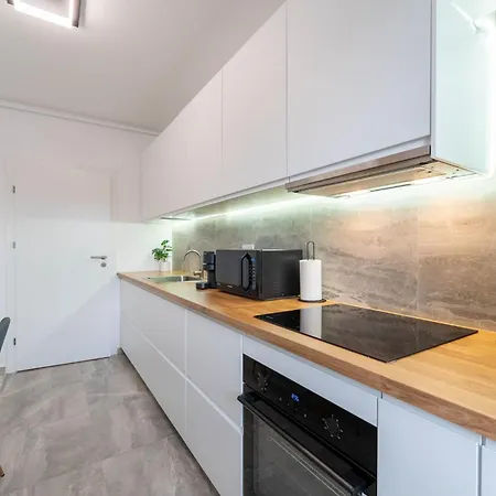 Mohost Dany - Cozy High-rise Getaway With Balcony Apartment *