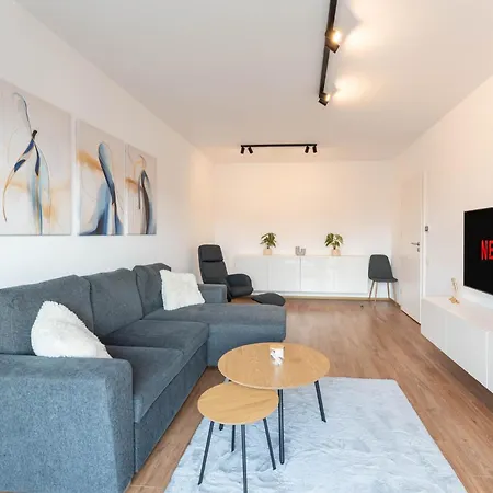 Mohost Dany - Cozy High-rise Getaway With Balcony Apartment