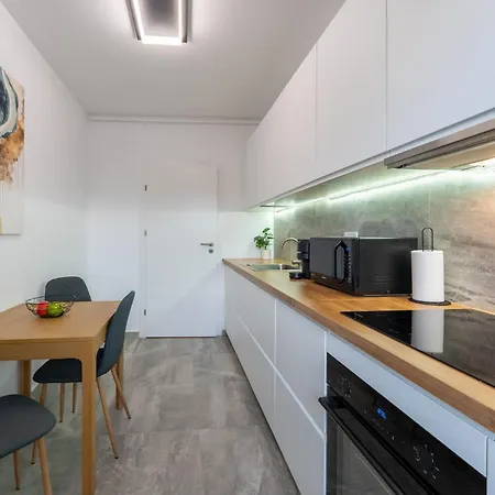 Apartment Mohost Dany - Cozy High-rise Getaway With Balcony Brasov