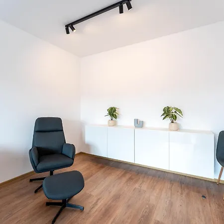 Mohost Dany - Cozy High-rise Getaway With Balcony Apartment *