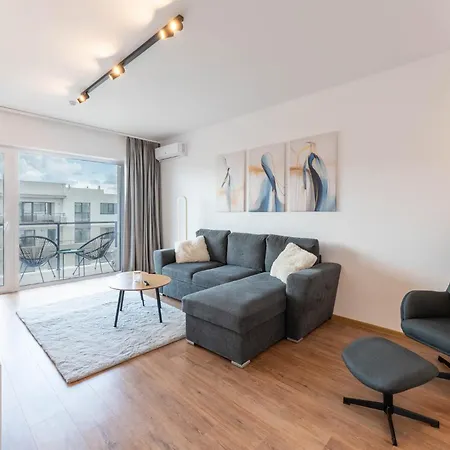 Mohost Dany - Cozy High-rise Getaway With Balcony *